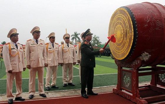 Thứ trưởng Bùi Văn Nam đánh trống khai giảng năm học mới 2018 - 2019 của Học viện CSND.