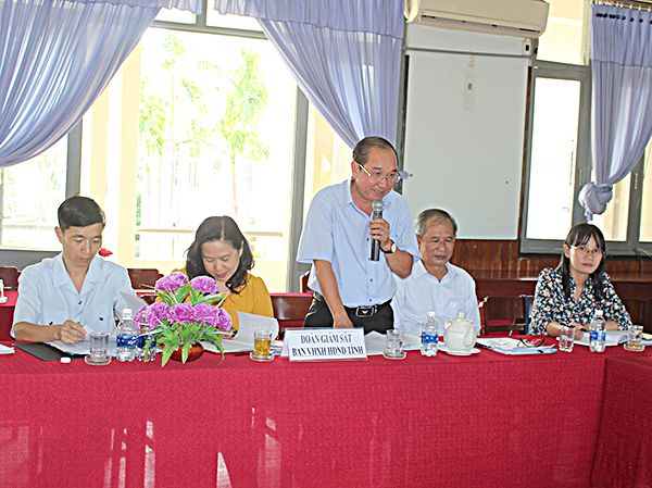 Ông Huỳnh Văn Hồng, Phó Trưởng Ban Văn hóa-Xã hội HĐND tỉnh phát biểu tại buổi làm việc với UBND huyện Long Điền.