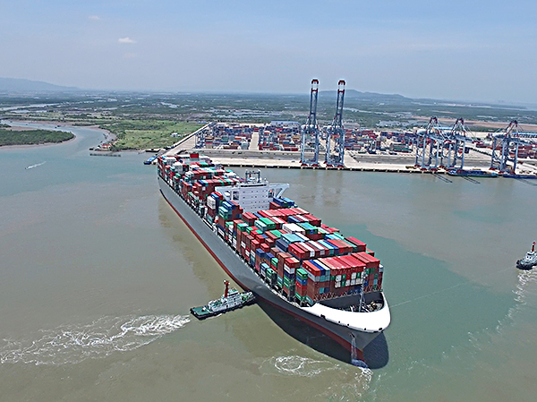  Tàu trọng tải lớn trên đường vào luồng hàng hải Vũng Tàu - Thị Vải để cập cảng CMIT.