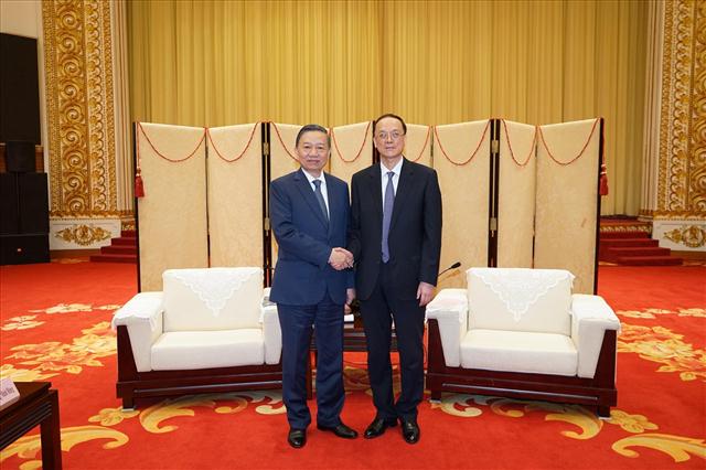 Thượng tướng Tô Lâm, Ủy viên Bộ Chính trị, Bộ trưởng Bộ Công an Việt Nam và đồng chí Đàm Thành Ung, Phó Bí thư Thành ủy, Chủ tịch Ủy ban nhân dân thành phố Đại Liên.