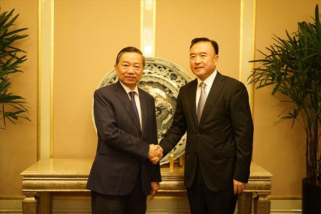 Bộ trưởng Tô Lâm và đồng chí Vương Đại Vỹ, Phó Chủ tịch Ủy ban nhân dân, kiêm Giám đốc Công an tỉnh Liêu Ninh.