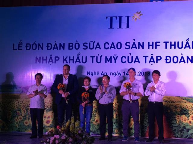 Lãnh đạo tỉnh Nghệ An chúc mừng Tập đoàn TH và đơn vị cung ứng bò&nbsp; tại cảng Cửa Lò