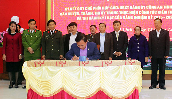 Ủy ban Kiểm tra Đảng ủy Công an tỉnh ký kết quy chế phối hợp với Ủy ban Kiểm tra các Huyện, Thành, Thị ủy trong công tác kiểm tra, giám sát và thi hành kỷ luật của Đảng, nhiệm kỳ 2015 - 2020