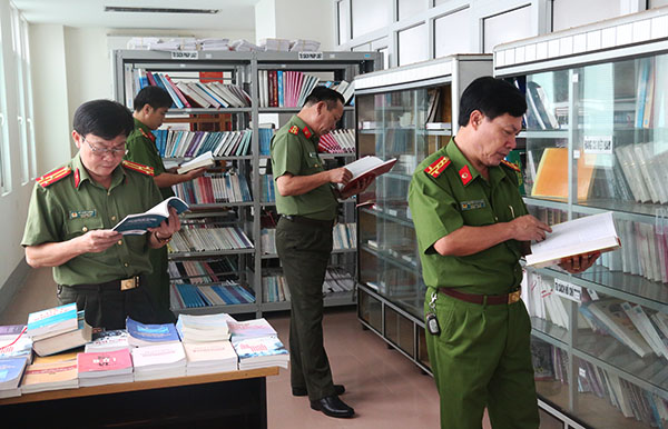 Thường xuyên học hỏi, trao đổi lẫn nhau để tích lũy kiến thức, kinh nghiệm trong quá trình kiểm tra, giám sát