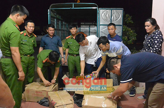 Lực lượng chức năng kiểm tra tang vật