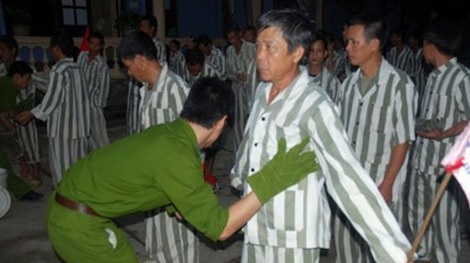 Kiểm tra phạm nhân trước khi vào phân trại để tránh trường hợp mang ma túy vào trại giam