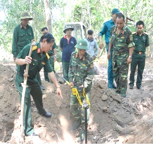 Đoàn công tác của Bộ CHQS tỉnh và Ban CHQS huyện Xuyên Mộc tìm kiếm hài cốt liệt sĩ tại xã Hòa Hưng vào tháng 4-2017.