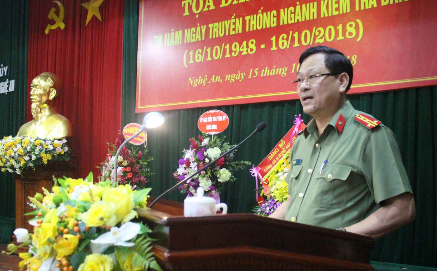 Đồng chí Đại tá Nguyễn Hữu Cầu, Ủy viên BTV Tỉnh ủy, Bí thư Đảng ủy, Giám đốc Công an Nghệ An phát biểu tại buổi tọa đàm