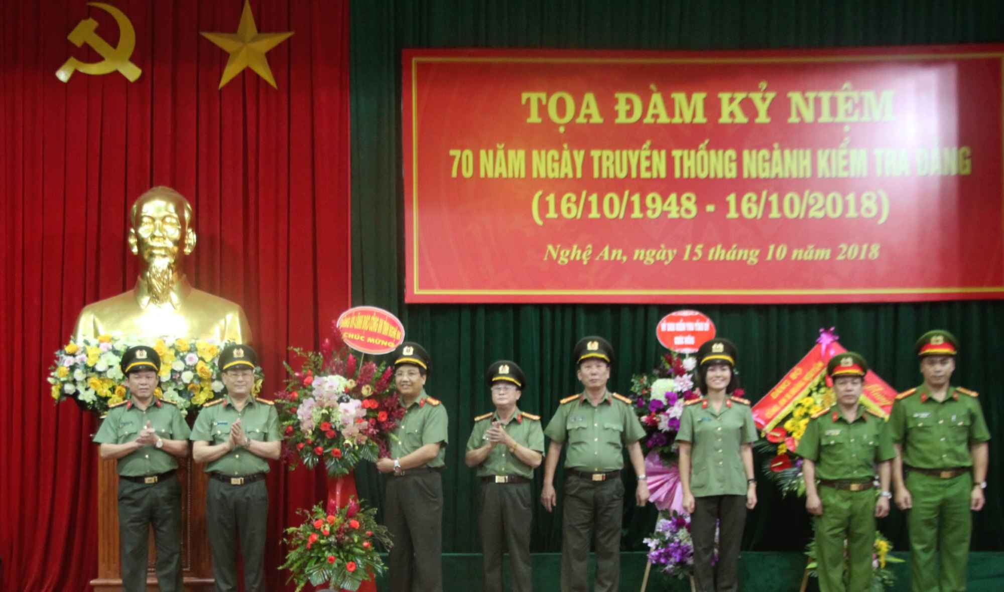 Đồng chí Đại tá Nguyễn Hữu Cầu, Ủy viên BTV Tỉnh ủy, Bí thư Đảng ủy, Giám đốc Công an Nghệ An tặng hoa chúc mừng UBKT Đảng ủy Công an tỉnh