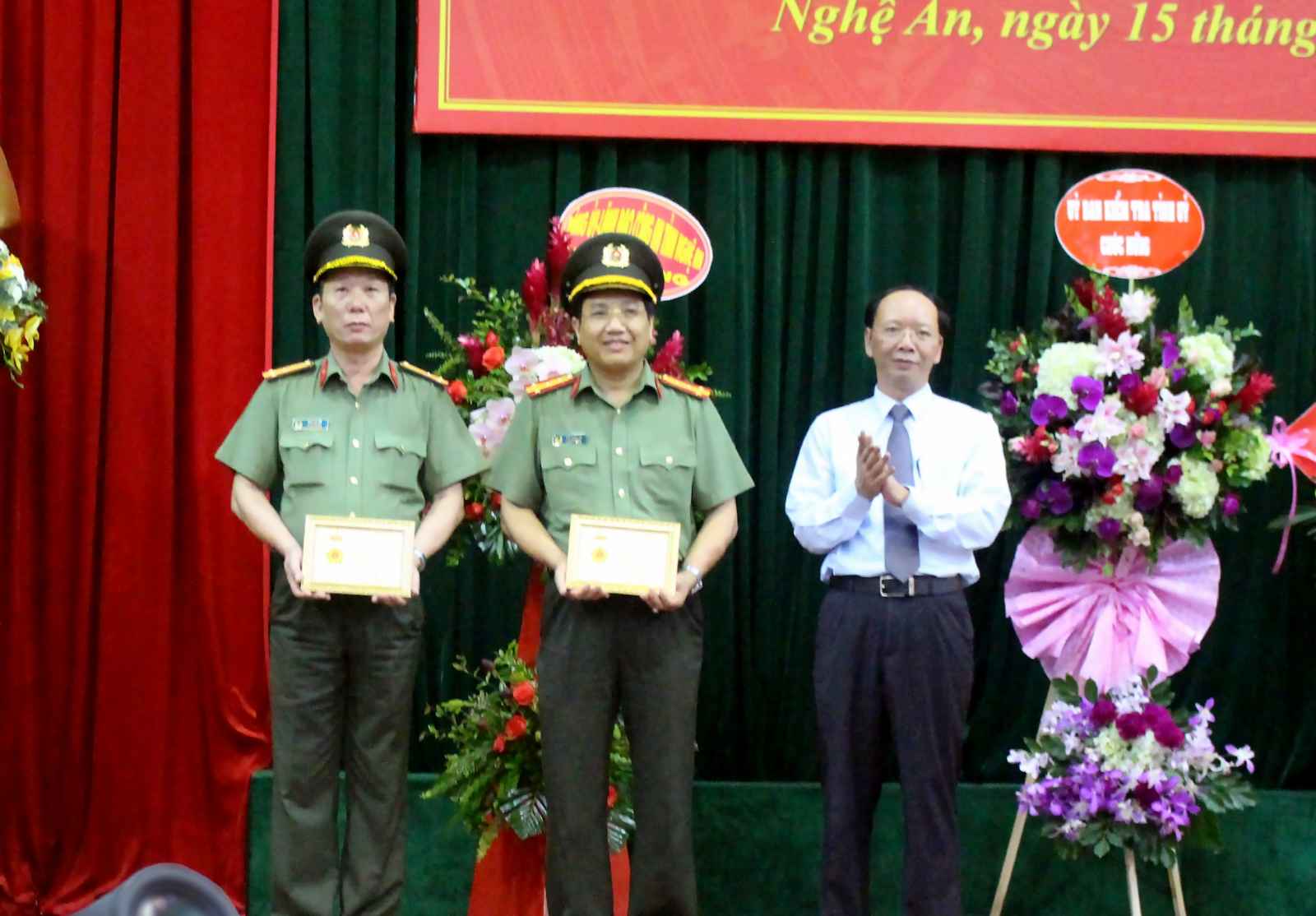 Tặng Kỷ niệm chương “Vì sự nghiệp Kiểm tra của Đảng” của Ủy ban Kiểm tra Trung ương cho đồng chí Đại tá Hồ Văn Tứ, Phó Bí thư Đảng ủy, Chủ nhiệm UBKT Đảng ủy và đồng chí Ngô Sỹ Từ, Ủy viên UBKT Đảng ủy Công an tỉnh.