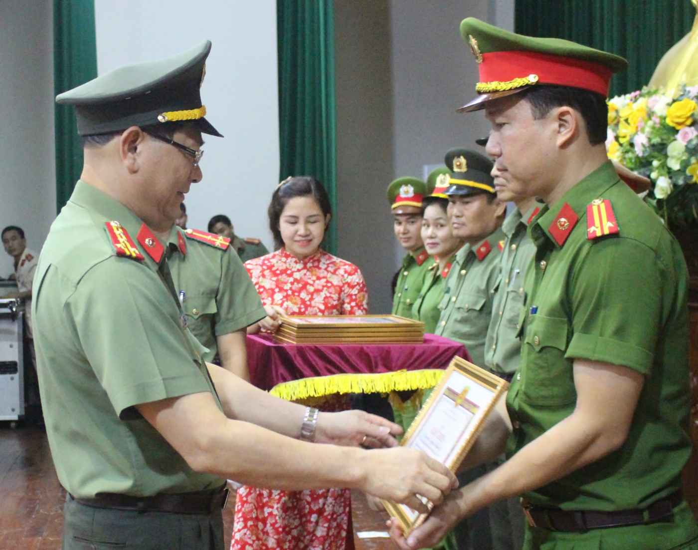 Tặng Giấy khen của Bí thư Đảng ủy Công an tỉnh cho 12 tập thể có thành tích xuất sắc trong công tác kiểm tra, giám sát Đảng