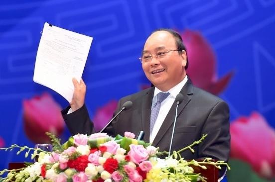 Thủ tướng công bố Chỉ thị yêu cầu chấn chỉnh hoạt động thanh tra, kiểm tra đối với doanh nghiệp, tại Hội nghị Thủ tướng với doanh nghiệp, ngày 17/5/2017. - Ảnh: VGP