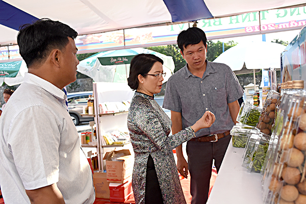 Anh Trần Thanh Toàn, Giám đốc Siêu thị Lotte Mart Vũng Tàu (phải) tìm hiểu sản phẩm trái cây của Trang trại Minh Quang.    Ảnh: ĐÔNG HIẾU ►