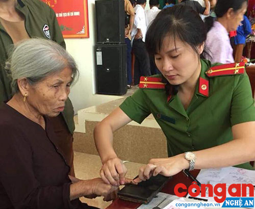 CBCS Công an TX Thái Hòa về tận cơ sở để làm thủ tục cấp CMND cho người dân trên địa bàn