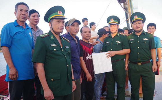 Tặng quà cho các thuyền viên tàu cá gặp nạn