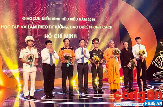 Trung úy Nguyễn Duy Tưởng, Đội CSGT Công an huyện Đô Lương (ngoài cùng bên trái) tại Lễ tuyên dương học tập và làm theo tư tưởng, phong cách Hồ Chí Minh