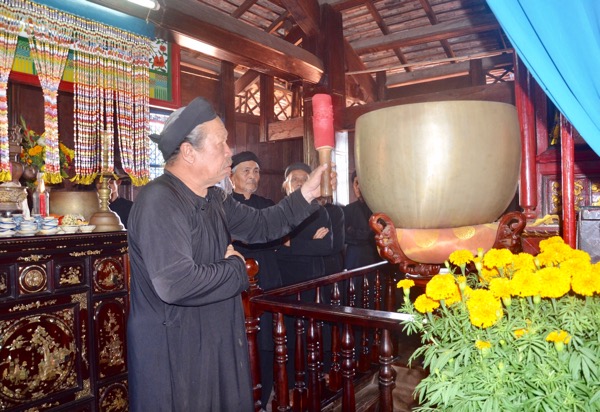 Ông Nguyễn Văn Được, hương chức Nhà Lớn đánh chiêng bắt đầu lễ cúng ông Trần tại Lễ hội Trùng Cửu.