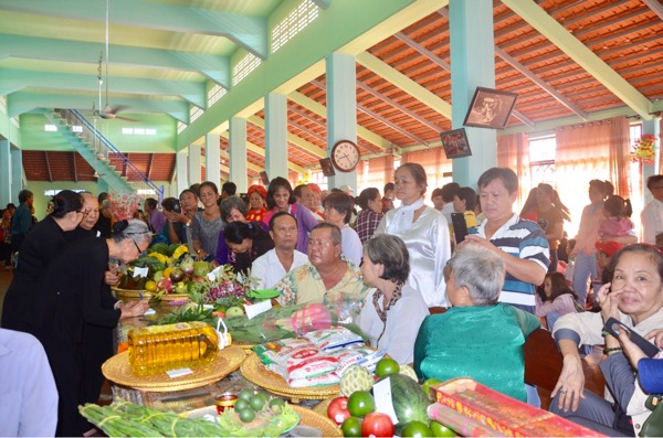 Khách thập phương về dự Lễ hội Trùng Cửu tại Nhà Lớn Long Sơn.