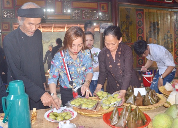 Khách chuẩn bị lễ vật dâng cúng ông Trần tại Lễ hội.