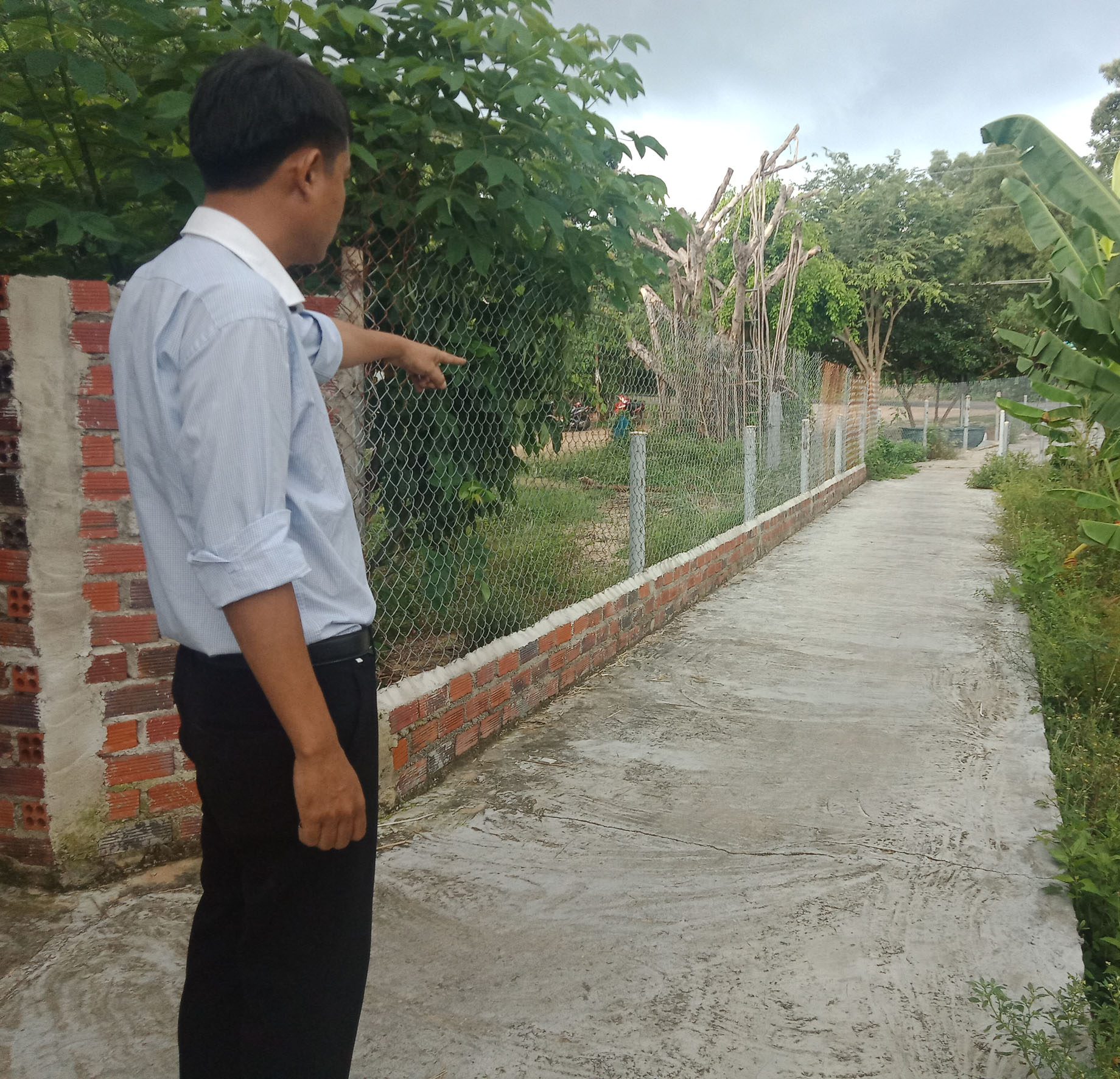 Con đường bê tông ông Đỗ Văn Thuấn mới làm đầu năm 2018 cho các hộ dân đi nhưng họ không đồng ý. 