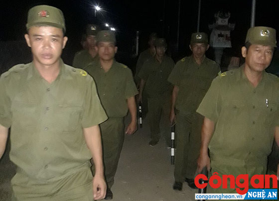 Ánh đèn thắp sáng kết hợp với tuần tra kiểm soát vào ban đêm góp phần đảm bảo ANTT trên địa bàn (Trong ảnh: Công an xã Tân Phú, huyện Tân Kỳ tiến hành tuần tra đêm)