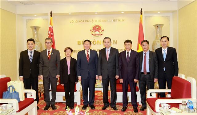 Bộ trưởng Tô Lâm; ngài Armin Amin cùng các đại biểu. 