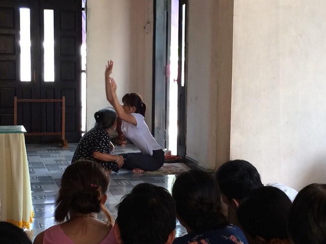 Cô đồng Đoàn Thị Hoa chữa bệnh bằng cách đánh, tát vào người bệnh.