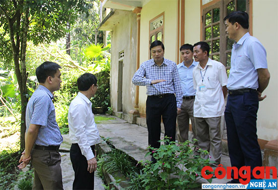 Ông Lê Hồng Vinh, Ủy viên Ban Thường vụ Tỉnh ủy, Chủ nhiệm Ủy ban Kiểm tra Tỉnh ủy cùng đoàn kiểm tra, giám sát tại huyện Anh Sơn