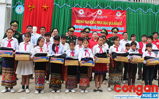 Đoàn trao quà cho các em học sinh xã Tam Hợp