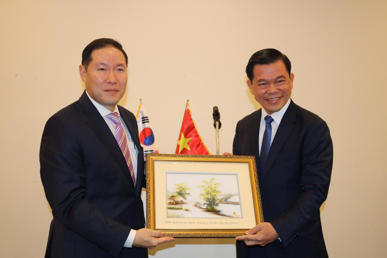 Bí thư Tỉnh ủy Nguyễn Hồng Lĩnh tặng quà lưu niệm ông Cho Hyun Sang, Chủ tịch Trung tâm Chiến lược doanh nghiệp của Tập đoàn Hyosung.