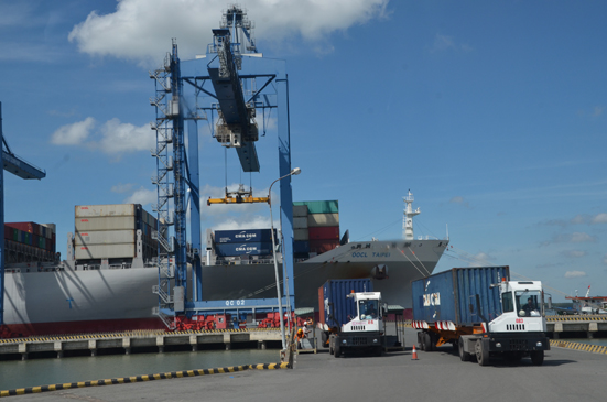 Bốc xếp hàng hóa xuất nhập khẩu tại cảng quốc tế Tân Cảng - Cái Mép (TX.Phú Mỹ).