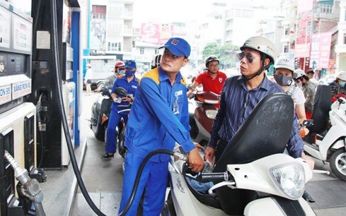Sau nhiều lần tăng giá liên tiếp, giá xăng giảm nhẹ từ 15h00 chiều 22/10. (Ảnh minh họa: KT)