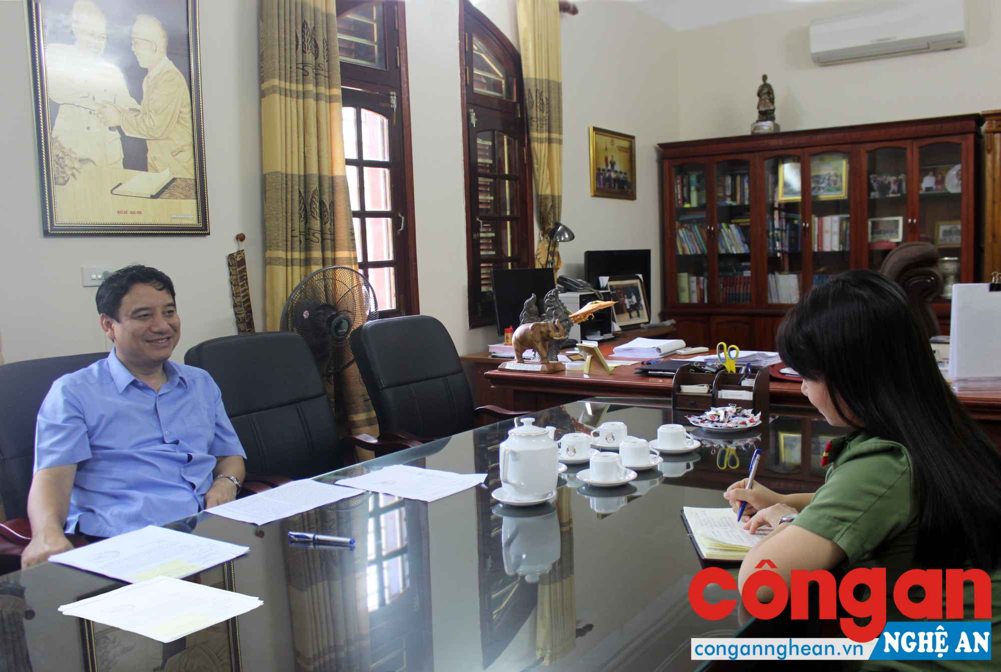Bí thư Tỉnh ủy Nguyễn Đắc Vinh trả lời phỏng vấn Báo Công an Nghệ An. Ảnh: Đình Hưng 