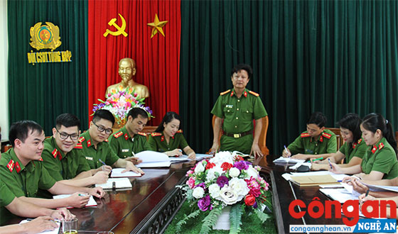 Đội Điều tra tổng hợp họp bàn trước lúc phá án
