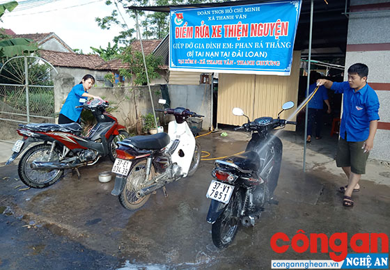Mô hình “Rửa xe gây quỹ” do Huyện đoàn Thanh Chương phát động, thu hút được hơn 700 đoàn viên, thanh niên tham gia hưởng ứng