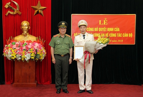 Thứ trưởng Nguyễn Văn Thành trao Quyết định điều động cán bộ của Bộ trưởng Bộ Công an cho Đại tá Đỗ Văn Hoành.