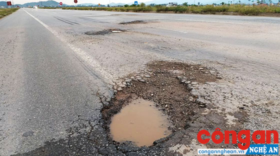 Nhiều vị trí trên đường N5 bị hư hỏng nghiêm trọng, tiềm ẩn nguy cơ mất an toàn giao thông (Ảnh chụp ngày 10/10/2018)