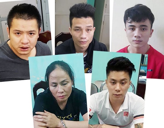 5 đối tượng: Quý (áo phông đen dài tay), Mai, Cường (áo trắng), Kiên (áo khoác đen), Lâm (áo đỏ).
