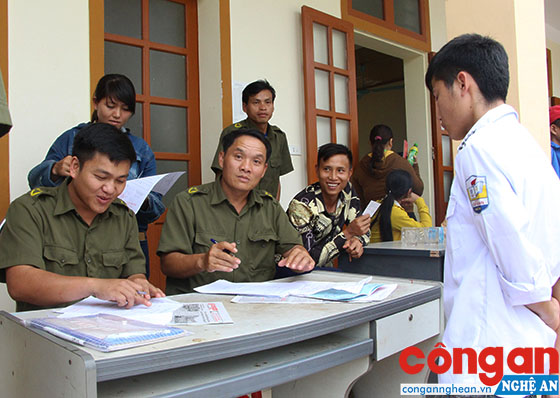 Công an xã Thanh Sơn giải đáp các thắc mắc về thủ tục hành chính cho người dân