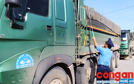 Lực lượng chức năng kiểm tra kích thước phương tiện phát hiện đã cơi nới thùng xe tăng lên 80 cm