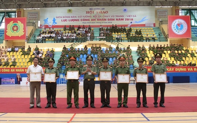 Ban tổ chức Hội thao đã trao bằng khen của Bộ Công an tặng 04 tập thể và 04 cá nhân về thành tích xuất sắc trong công tác phục vụ Hội thao.