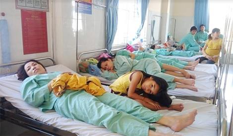  Một số công nhân bị ngộ độc đang được điều trị.