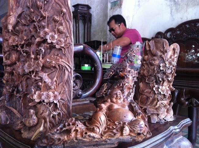 Những cục gỗ sưa mua lại từ các ngôi nhà cũ được đục chạm khá tinh vi.