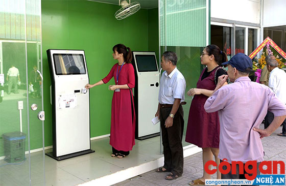 Là 1 trong 21 đơn vị được giao quyền tự chủ, Bệnh viện Đa khoa TP Vinh đã tiên phong trong việc sử dụng thẻ khám bệnh thông minh; thanh toán online - hệ thống tự động trừ tiền và vận hành Quy trình tiếp đón, xếp hàng thông minh