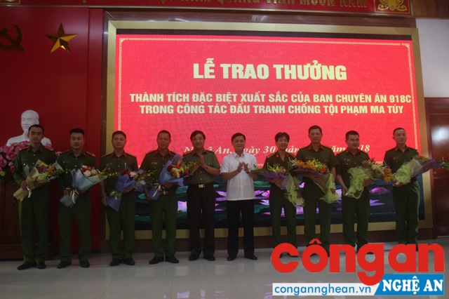Đồng chí Thái Thanh Quý - Ủy viên dự khuyết Ban Chấp hành Trung ương Đảng, Phó Bí thư Tỉnh ủy, Chủ tịch UBND tỉnh và Đại tá Hồ Sỹ Tứ - Phó bí thư Đảng ủy, Phó giám đốc Công an tỉnh khen thưởng các cá nhân xuất sắc trong Ban chuyên án