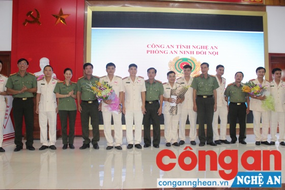 Ban tổ chức trao giải cho các đội thi