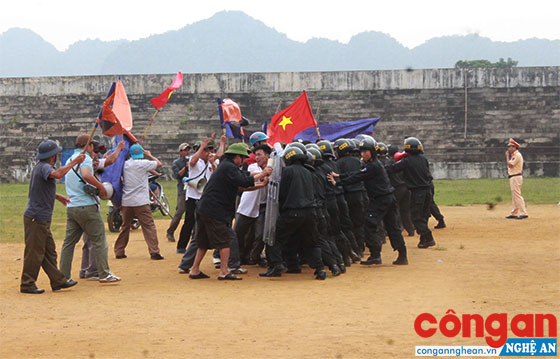Các lực lượng thực hiện tình huống giả định - Ảnh: Phan Giang