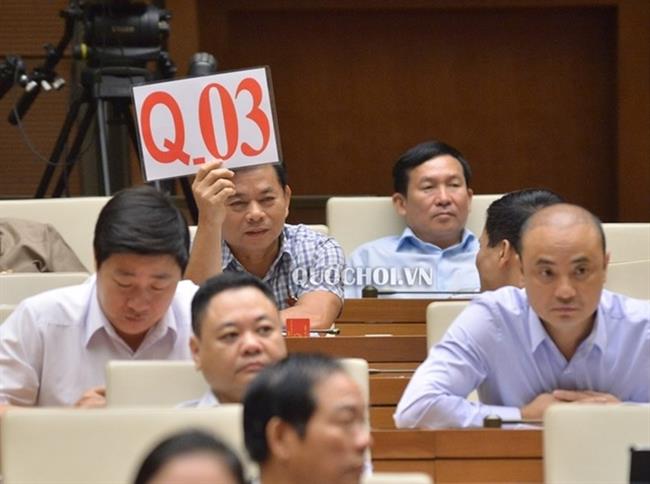 ĐBQH Nguyễn Thanh Hồng giơ biển tranh luận