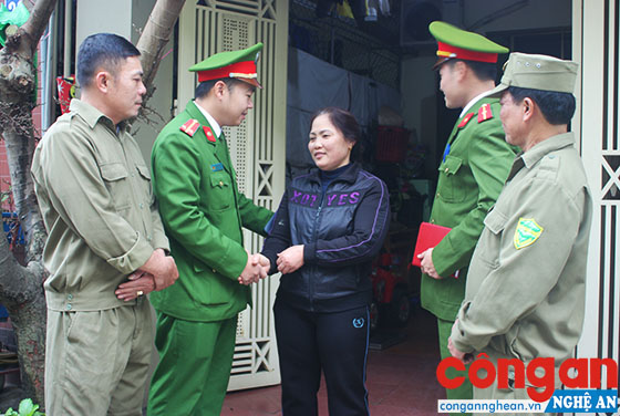Công an và Bảo vệ dân phố phường Trường Thi trực tiếp xuống tận khối dân cư tuyên truyền để người dân nâng cao cảnh giác với tội phạm trộm cắp tài sản
