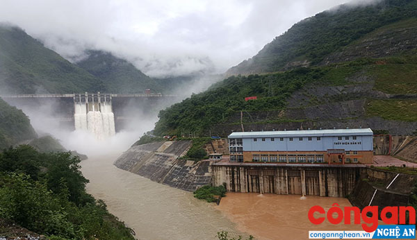 Thủy điện Bản Vẽ xả lũ gây thiệt hại 101 tỉ đồng nhưng chỉ đồng ý hỗ trợ 3 tỉ đồng